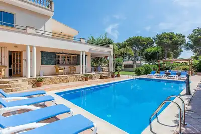 Image de Villa de luxe Grande piscine /court de tennis. Sûr et familial. 250m Bars y Parc
