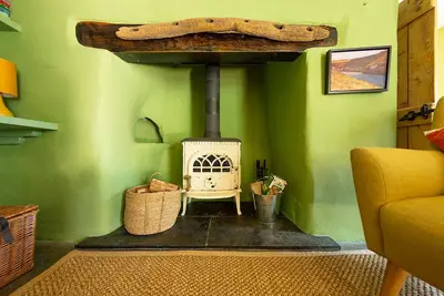 Image de Friendly Fisherman's Cottage avec une touche moderne et un grand jardin près de la côte