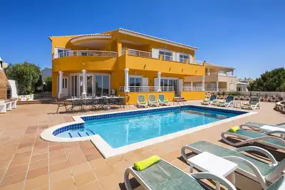 Image de Villa moderne de luxe de 6 chambres avec piscine privée et vue imprenable sur la mer
