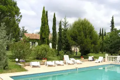 Image de Propriété de charme au coeur du Lubéron avec piscine privée chauffée