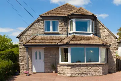 Image de Fabuleuse maison de 5 chambres avec vue imprenable sur la mer et plages de sable Worth Purbeck