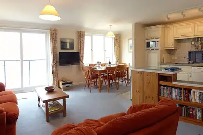 Image de Appartement avec vue panoramique sur la mer, balcons et piscine intérieure