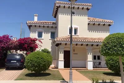 Image de Villa de luxe avec piscine et jacuzzi, donnant sur le 18e fairway