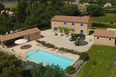 Image de Propriété avec piscine privée parfaitement équipée et entièrement climatisée