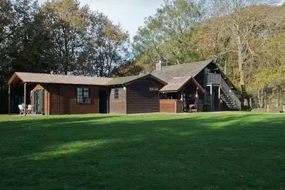 Image de Un Log Cabin magnifique avec parc privé, niché au creux des bois naturel