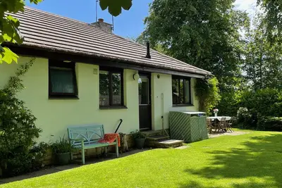 Image de Hidden Gem Award Winner 2018, Cottage Ă Alnmouth, jardin, cabane dans les arbres, parking