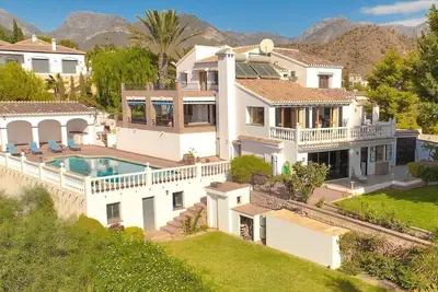 Image de Belle villa de 5 chambres avec piscine de 17 mètres et une vue imprenable. Reg Vtar \/ Ma \/ 02