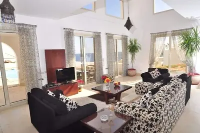 Image de Villa avec plage privée et piscine privée