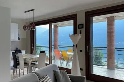 Image de Offre À Maccagno: Vue Spectaculaire Sur Le Lac Maggiore - 2 km de la frontière