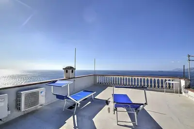 Image de Casa Placida: Une maison individuelle caractéristique construite sur un terrain en pente faisant face à la mer.