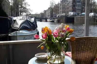 Image de Pantheos Houseboat Ă Prinsengracht avec une vue sur le Westerkerk le Landmark.