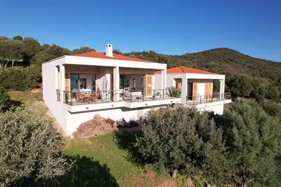 Image de Villa d'architecte, 6 pers, 115m2, Vue mer et montagne, Tranquillité absolue.