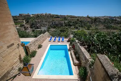 Image de Ferme typique de choix avec piscine, vues et A \/ C.
