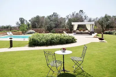 Image de Maison en pierre de luxe avec une piscine privée de 12x5m, un beau jardin et un espace barbecue