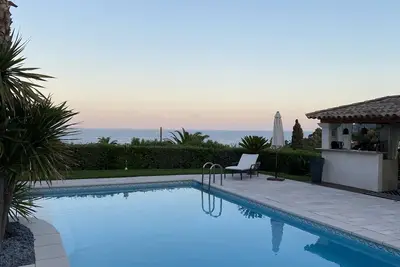 Image de Élégante Villa avec Piscine Chauffée et Vue Mer Panoramique - Près de Cannes