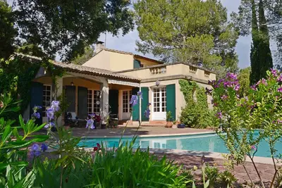 Image de Villa d'architecte avec piscine, calme et arborée à proximité d'avignon