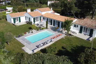 Image de Grande maison Familiale, Piscine, sur la Côte sauvage à 5' a pied de la plage