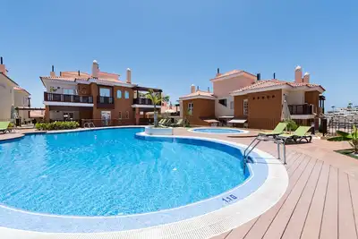 Image de Luxe à 5 minutes à pied plat à la plage avec piscine chauffée et de l'eau de mer
