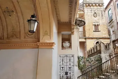 Image de Brigitte, centre ville, 5 min a pied de la plage, wi fi, dans un palais du 1700.