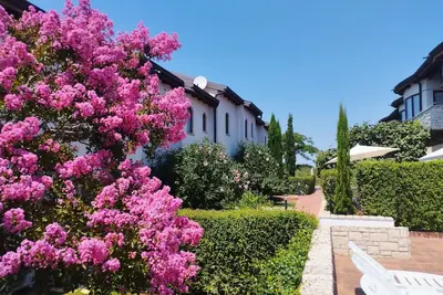 Image de Villa moderne, piscine, court de tennis, boutiques, restaurants et bars, près de la mer.