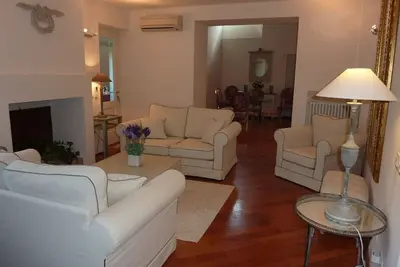 Image de Appartement de luxe avec balcon vue dans le centre-ville historique