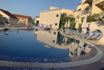 Image de 3 piscines partagées (2 grandes et 1 petite piscine jacuzzi)