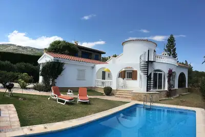 Image de Villa climatisée de 2 chambres avec WiFi et piscine privée dans un beau jardin