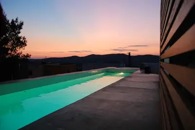 Image de Design moderne Villa \/ Vues, Wifi gratuit, Priv. Piscine, barbecue, climatisation dans 2 chambres Dbl