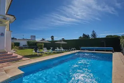 Image de Pool, Pool table, Table tennis, 3 mins by car to Port, Walk to shops.