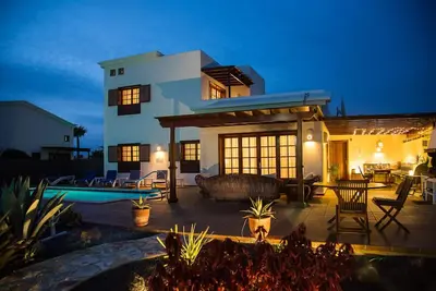 Image de Villa de luxe avec piscine privée chauffée, WiFi et magnifique vue mer et montagne