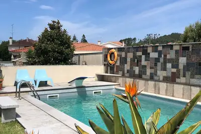 Image de Villa avec piscine - plage, rivière et ville