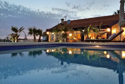 Image de Luxueuse villa avec piscine, terrasse et jardins privés au bord de la plage
