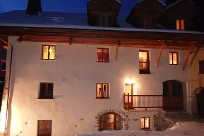 Image de Prestation de grand standing, idéalement situé dans un village de montagne.