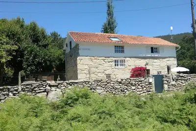 Image de Isolé, belle maison de campagne en pierre.