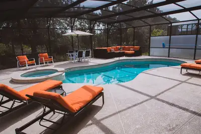 Villa familiale de luxe de 6 Ch, neuve avec piscine privative & spa. Aucun détail n'a été épargné.