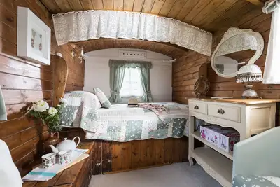 Image de maison Quirky avec les chambres de cabanes de bergers romantiques et joli jardin près de Padstow