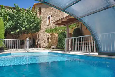 Image de Grande maison traditionnelle catalane avec piscine privée chauffée, près du lac.