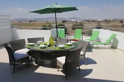 Image de Beautiful Modern, Apartment in Larnaca Area, Stunning terrace area & Wifi, Pools