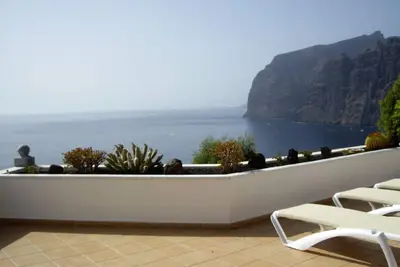 Image de Emplacement privilégié, vue imprenable sur la mer nr plage \/ Marina, piscine Htd, A \/ C WiFi Uktv