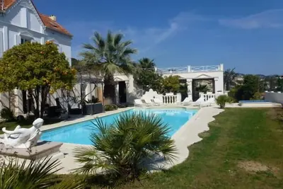 Image de Villa, piscine & jardin proche de Cannes et de la plage. 20 invités