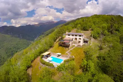 Superbe villa au sommet d'une colline à Barga, en Toscane, avec piscine privée et vues spectaculaires