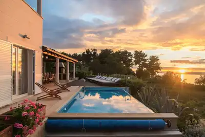 Image de Villa en bord de mer avec piscine à débordement chauffée, terrasses avec vue sur la mer et jardins écologiques