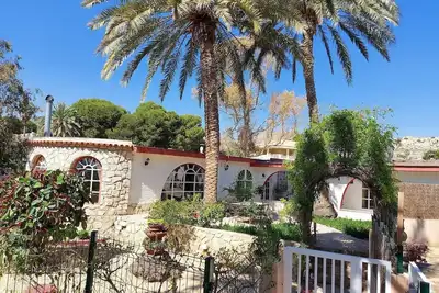 Image de Villa indépendante style Ibiza, 8 pers avec grand jardin à deux pas de la plage!