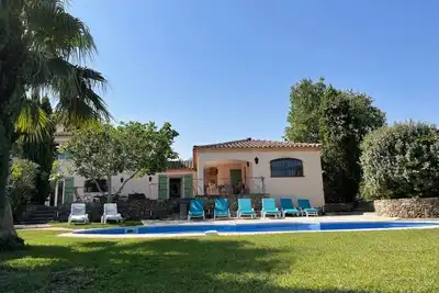 Image de Villa familiale moderne entièrement équipée de 5 chambres avec piscine pour 10 personnes