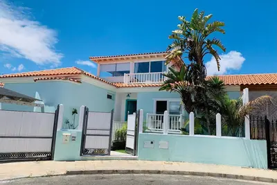 Image de Villa moderne relaxante près de la plage - 5 chambres et une piscine privée chauffée