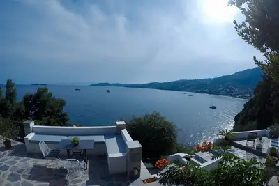 Nouvelle maison entièrement équipée avec vue spectaculaire sur la mer et une petite plage juste en dessous!