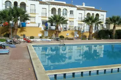 Image de Appartement de golf \/ plage avec grande piscine, WiFi gratuit et Tv anglaise