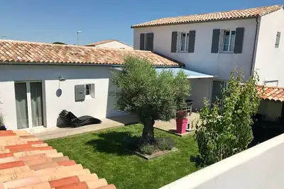 Villa Grand Confort avec jardin près centre village et plage
