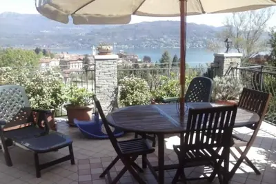 Image de magnifique terrasse avec vue sur le lac