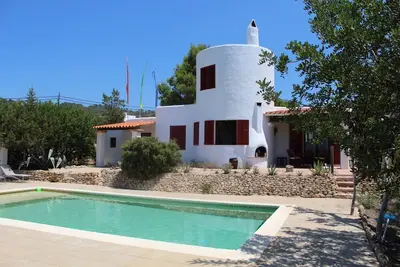 Image de Villa avec grande piscine spectaculaire sur la mer et le coucher du soleil